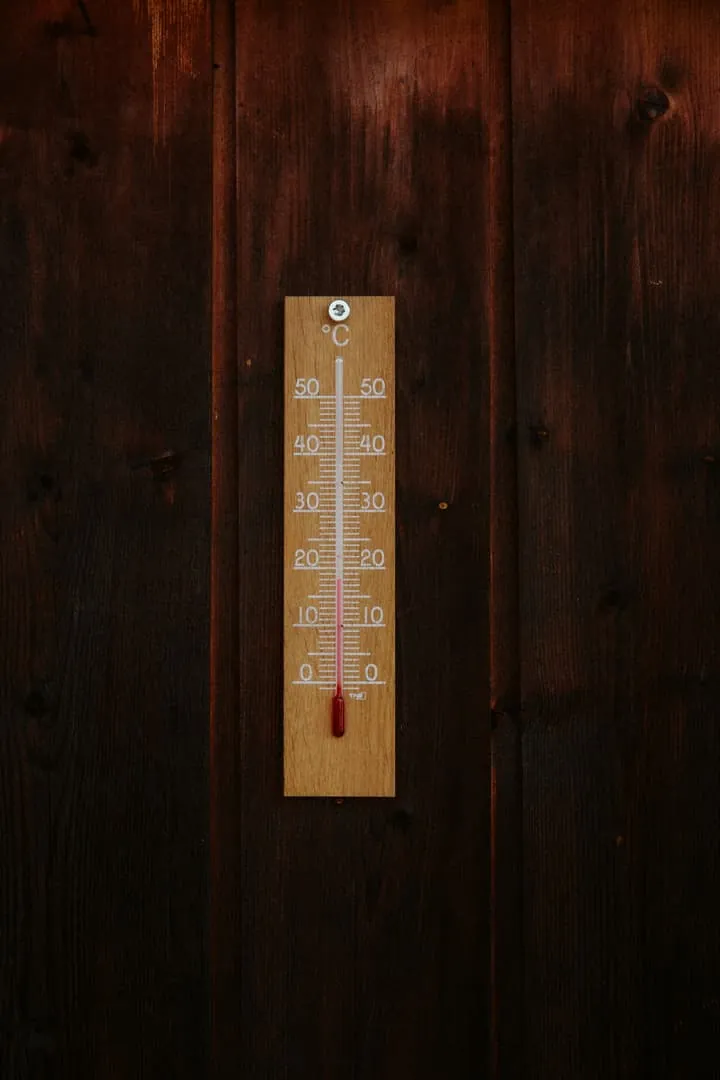 Thermomètre intérieur indiquant environ 15°C : nouvelle culture du chauffage en hiver en Europe