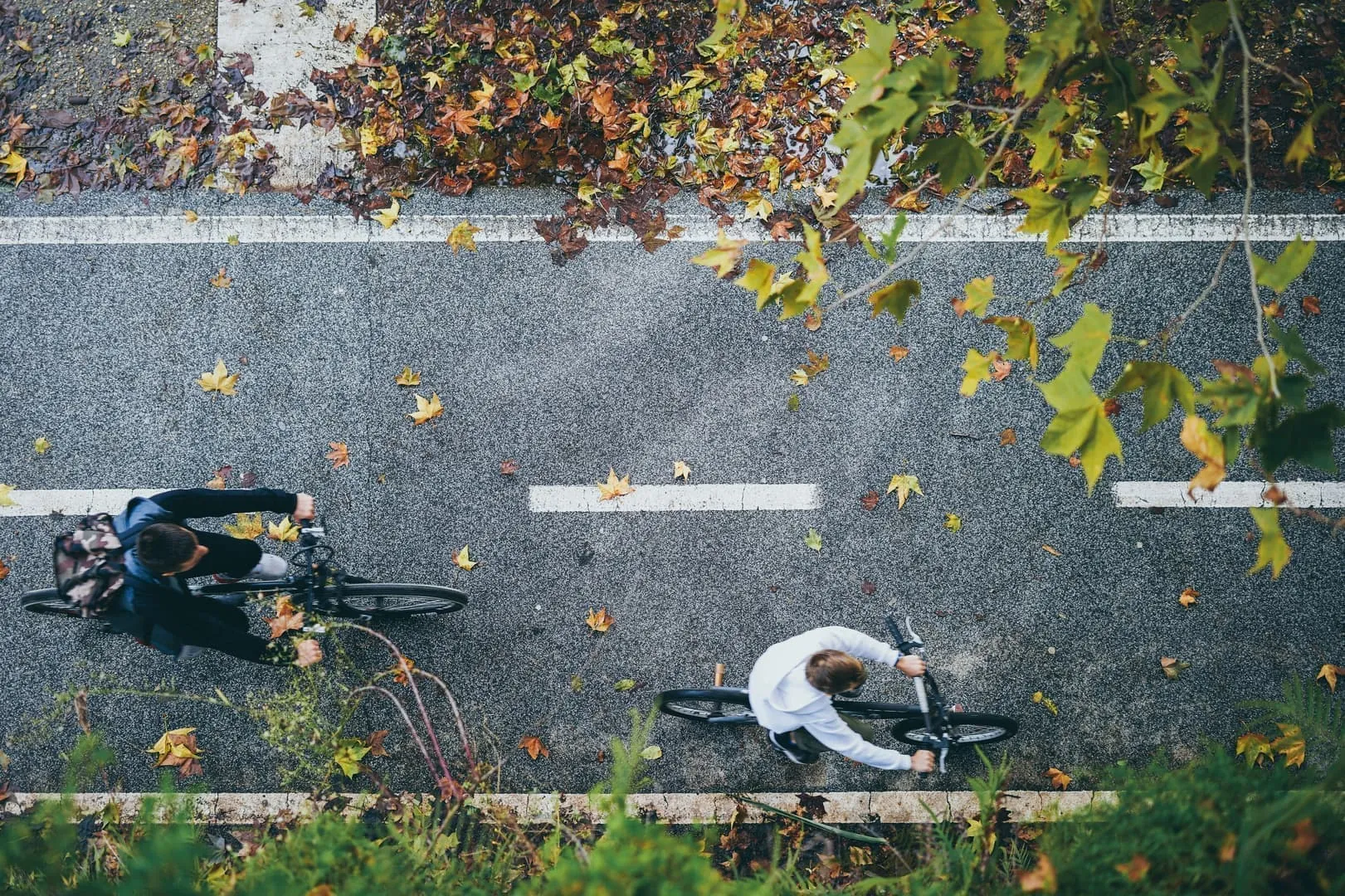 Mobilité urbaine durable avec vélo, train et covoiturage en ville européenne