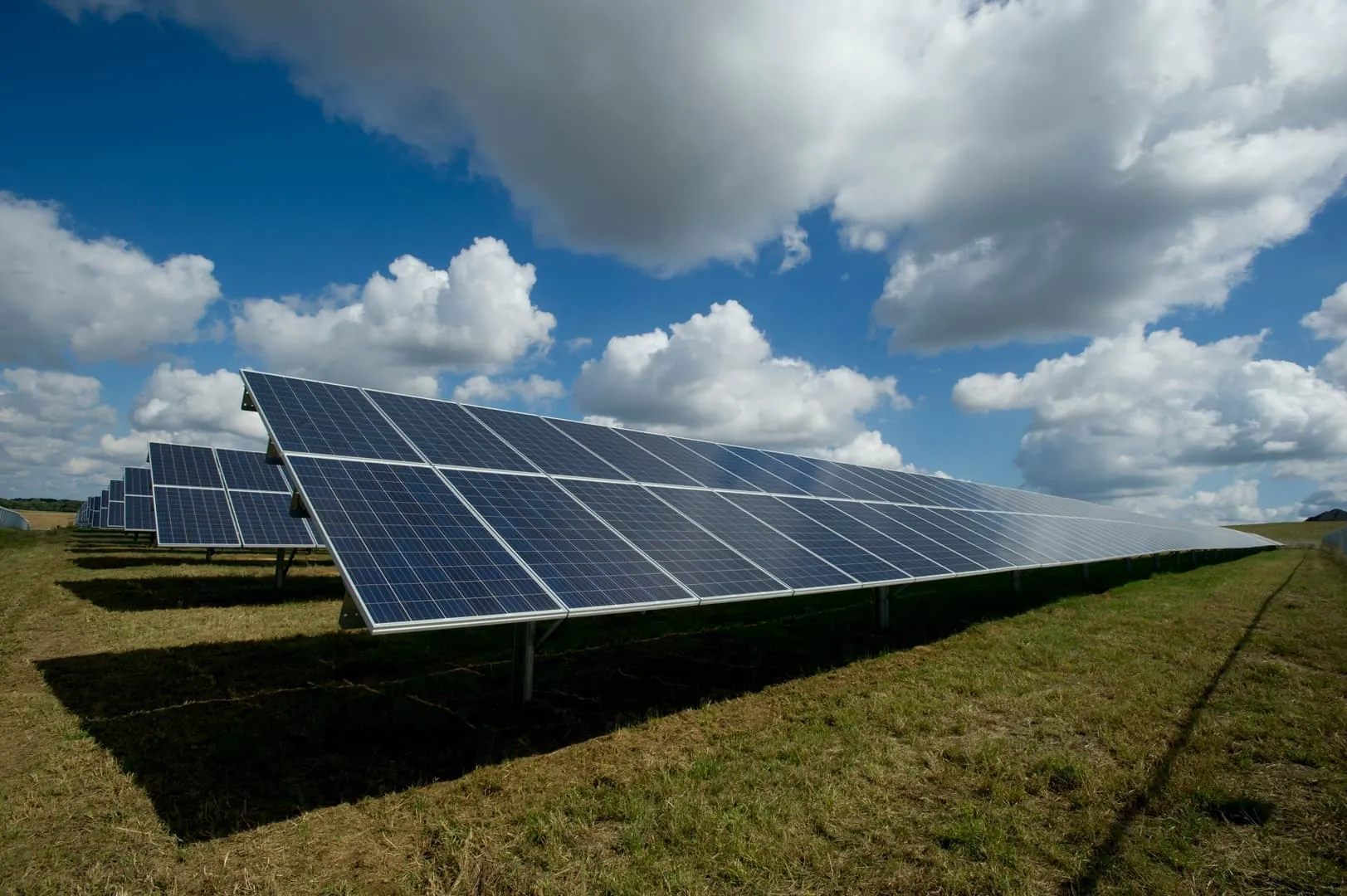 Panneaux solaires d'occasion : bonne affaire ou fausse économie en 2026 ?